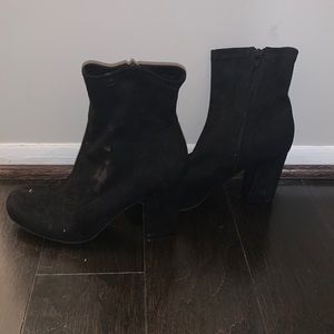 Black heeled bootie